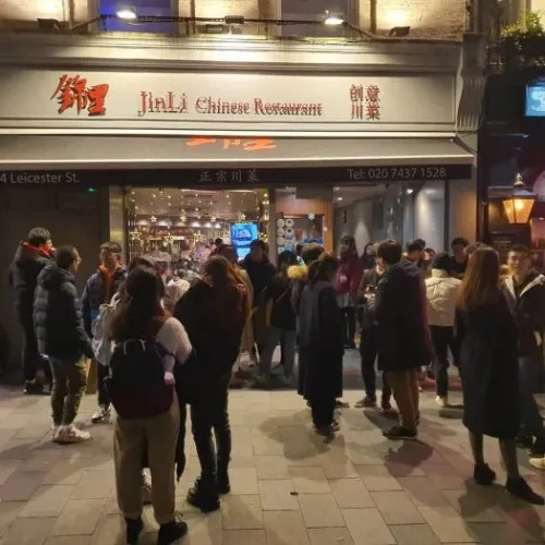 資料圖:封鎖前,顧客在倫敦中國(guó)城的錦里老店門口大排長(zhǎng)龍,。(受訪者提供) 資料圖:封鎖前,,顧客在倫敦中國(guó)城的錦里老店門口大排長(zhǎng)龍,。(受訪者提供)
