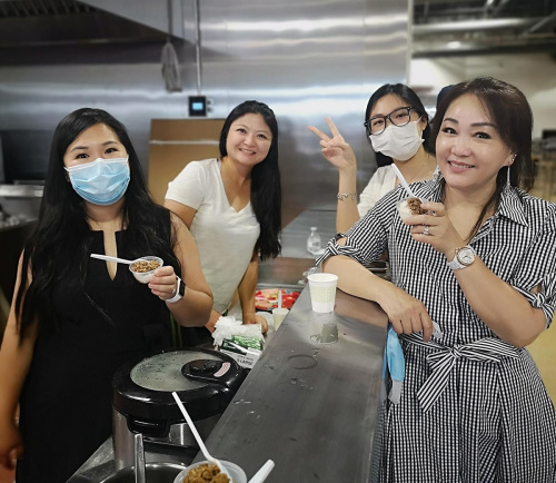 客人們和美食廣場的店主人一起高興地期盼著“香港超市”的開業(yè),。(《芝加哥華語論壇》報(bào)/張大衛(wèi) 攝)