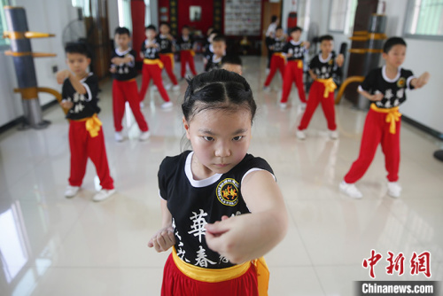 圖為6月13日,小學(xué)生在紅基石黨群服務(wù)中心圖書館內(nèi)練習(xí)詠春拳,。 <a target='_blank' >中新社</a>記者 王駿 攝 圖為6月13日,,小學(xué)生在紅基石黨群服務(wù)中心圖書館內(nèi)練習(xí)詠春拳,。 <a target='_blank' >中新社</a>記者 王駿 攝