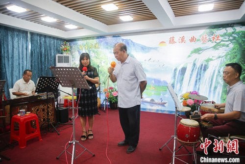 圖為6月13日,,老年人在紅基石黨群服務(wù)中心內(nèi)表演粵曲,。<a target='_blank' >中新社</a>記者 王駿 攝 圖為6月13日,,老年人在紅基石黨群服務(wù)中心內(nèi)表演粵曲。<a target='_blank' >中新社</a>記者 王駿 攝