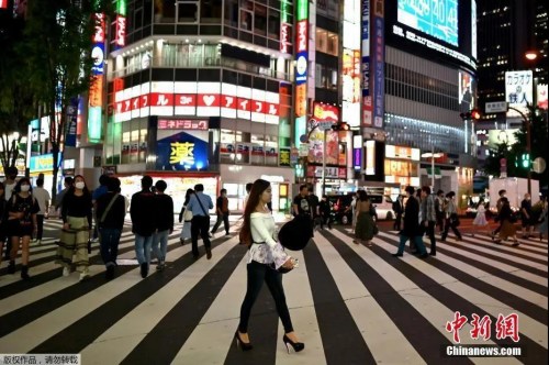 資料圖：5月15日，日本解除緊急事態(tài)宣言,，人們穿過東京新宿區(qū)的一條街道,。（<a target='_blank'  >中新網(wǎng)</a>）