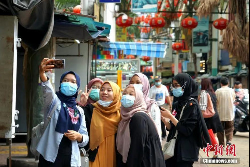 資料圖：7月12日,，因疫情暴發(fā)歇業(yè)的馬來西亞吉隆坡茨廠街獲準重新開業(yè)。<a target='_blank' >中新社</a>記者 陳悅 攝