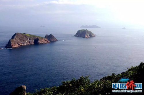 文昌外海的七州列島。天高氣遠(yuǎn)之日，立于文昌東部的銅鼓嶺峰頂向東北方向遠(yuǎn)眺,，隱約可見幾個小島浮在浩瀚的海面上,，那就是七洲列島，文昌漁民稱之為“七洲峙”,。文昌市委宣傳部供圖