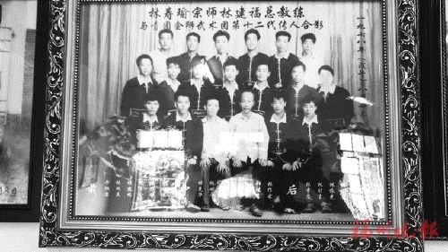 　1978年,，林建福教練與青圃金獅武術(shù)團(tuán)第十二代傳人合影,。