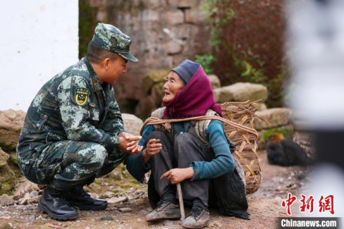 布哈走訪孤寡老人。圖片由武警部隊(duì)提供