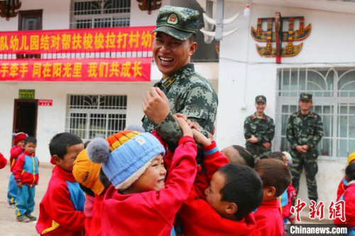 布哈和幼教點(diǎn)小朋友一起跳舞。圖片由武警部隊(duì)提供