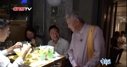 知名美食家蔡瀾(左四)祖籍廣東潮州,,曾任世界華人健康飲食協(xié)會榮譽(yù)主席。 知名美食家蔡瀾(左四)祖籍廣東潮州,曾任世界華人健康飲食協(xié)會榮譽(yù)主席,。