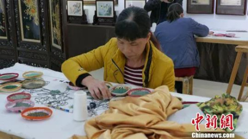 資料圖:繡工正在創(chuàng)作作品,。沈釗 攝 資料圖:繡工正在創(chuàng)作作品,。沈釗 攝