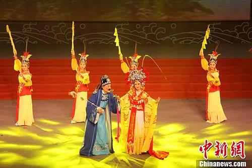 資料圖:著名潮劇表演藝術(shù)家方展榮,、張怡凰表演潮劇《策馬游潮汕》,。<a target='_blank' >中新社</a>發(fā) 李怡青 攝 資料圖:著名潮劇表演藝術(shù)家方展榮,、張怡凰表演潮劇《策馬游潮汕》。<a target='_blank' >中新社</a>發(fā) 李怡青 攝