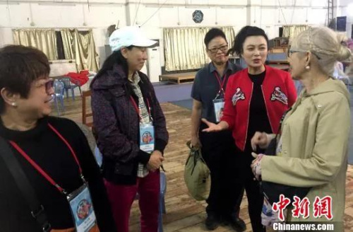 張怡凰(右二)與潮劇戲迷交流?!±盍?攝 張怡凰(右二)與潮劇戲迷交流,?!±盍?攝
