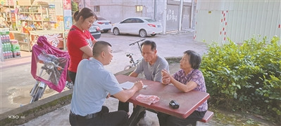 臺山社區(qū)民警在為離鄉(xiāng)80年的老人尋親,。