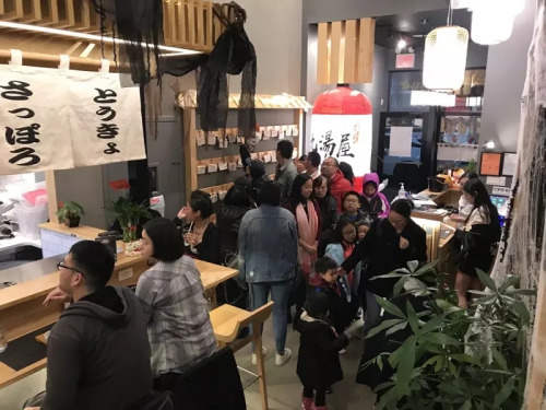 疫情之前,，餐館內(nèi)生意火爆。(林國耀提供)