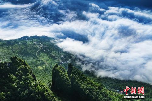 湖北恩施：峽谷云海翻滾風(fēng)景如畫