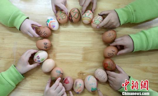 “春分到,，蛋兒俏”揚(yáng)州小朋友“立蛋”迎春天