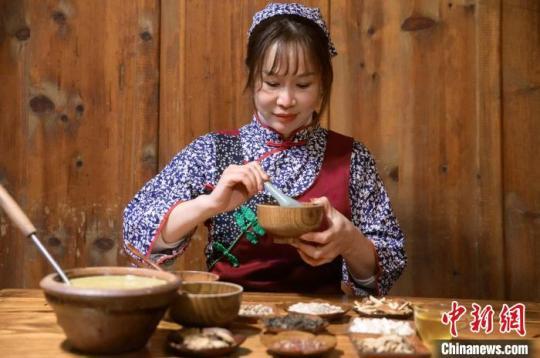 李華正在品嘗自己制作的客家擂茶,。　李南軒 攝