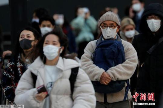 資料圖：當(dāng)?shù)貢r間1月7日,，日本東京,，民眾佩戴口罩上街,。