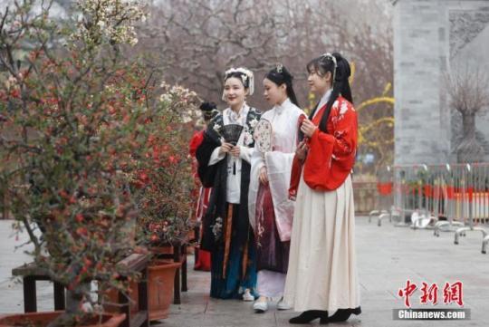 資料圖：3月26日,，身著漢服的女孩在北京陶然亭公園欣賞海棠花。 <a target='_blank' href=