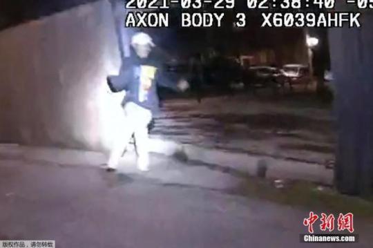 當地時間4月15日,，美國警方公布了伊利諾伊州芝加哥一名13歲的男孩遭警察槍擊致死的視頻,。視頻顯示，男孩在遭槍擊時,，舉起了雙手,。據《紐約郵報》1日報道，當地時間3月29日,，13歲芝加哥男孩亞當·托萊多被警察開槍打死,，事后警方稱這是一場“武裝對抗”。