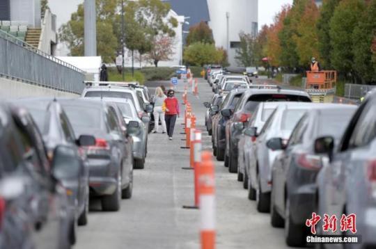 當(dāng)?shù)貢r間2021年5月27日,，澳大利亞維多利亞州墨爾本，市民駕車排隊接受新冠病毒檢測,。當(dāng)?shù)貢r間27日上午,，澳大利亞維多利亞州代理州長梅利諾在新聞發(fā)布會上表示，考慮到新冠病毒在社區(qū)傳染的現(xiàn)狀及潛在風(fēng)險,，決定從當(dāng)日午夜開始,，采取緊急“封城”措施。 圖片來源：視覺中國