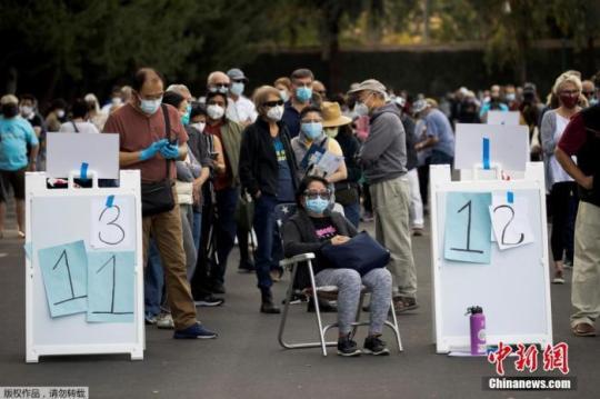 當?shù)貢r間2021年1月13日,，美國加利福尼亞州安納海姆，美國加利福尼亞州橙縣政府宣布,，政府在當?shù)氐鲜磕針穲@度假區(qū)內(nèi)安置了大型臨時新冠疫苗接種點,，位于園區(qū)東南部。據(jù)路透社11日報道,，迪士尼接種點建成后,，將成為橙縣首個大規(guī)模疫苗接種點。加州迪士尼樂園自2020年3月份以來一直處于關(guān)閉狀態(tài),，園方醫(yī)療主管帕梅拉·海默爾稱，“能為抗疫工作做出貢獻,，我們非常榮幸”,。圖為人們在加州迪士尼樂園度假區(qū)接種疫苗的地點排長隊等候。