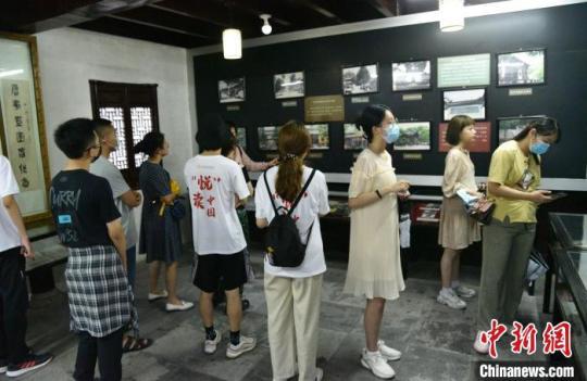 兩岸青年參觀國家級海峽兩岸交流基地天臺濟(jì)公故里 范宇斌 攝