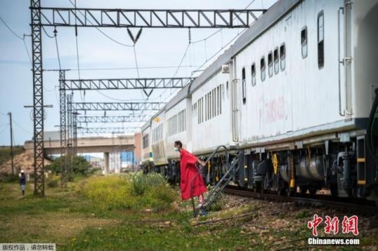 近日,，南非派遣一列載有新冠疫苗的火車前往其最貧窮的省份之一,，向醫(yī)療設(shè)施緊張的地區(qū)運(yùn)送疫苗。這列名為Transvaco的疫苗列車在東開普省進(jìn)行為期三個(gè)月的旅行,，并在七個(gè)車站每站停留兩周，為人們接種疫苗。