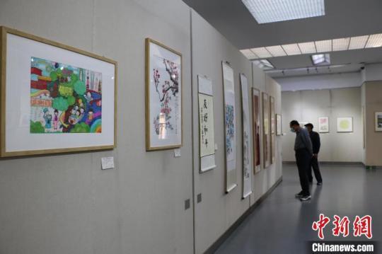 中日友好青少年書畫展現(xiàn)場展出作品150余幅,。　張強 攝