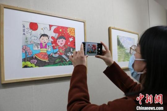 合肥市民參觀“中日友好青少年書畫展”,?！垙?攝