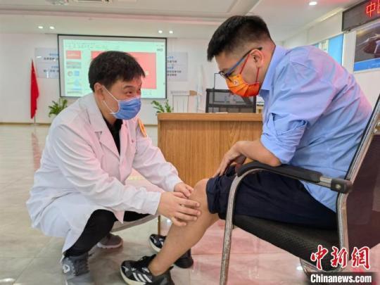 中國援柬中醫(yī)醫(yī)療隊(duì)赴中企承建新金邊機(jī)場(chǎng)項(xiàng)目義診