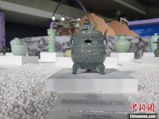 “宋瓷夢華”——青瓷沉浸式交互藝術(shù)展上的龍泉青瓷作品,。　傅飛揚(yáng) 攝