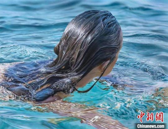 Johannes Wessmark(瑞典)的《 濕的頭發(fā)》獲達(dá)·芬奇視覺藝術(shù)獎?！≈鬓k方供圖