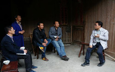 圖為“治水”指導員潘志強與村民交流