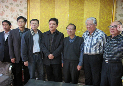 (中為南通市僑聯(lián)主席吳亞軍,左三為華僑大學(xué)教授許金頂,左二為海門市僑聯(lián)副主席李振東)