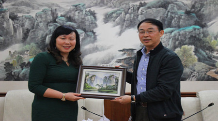 湖南省外僑辦副主任張建新與英國湖南同鄉(xiāng)會會長吳莉莉交換禮物,。