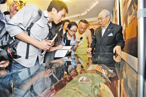 5月7日,重慶抗戰(zhàn)遺址博物館,陳燦培先生正在介紹捐獻(xiàn)的抗戰(zhàn)文物,。