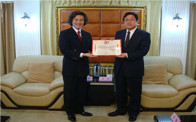 王華會(huì)長(zhǎng)向吳汝俊先生頒發(fā)榮譽(yù)會(huì)長(zhǎng)證書(shū)