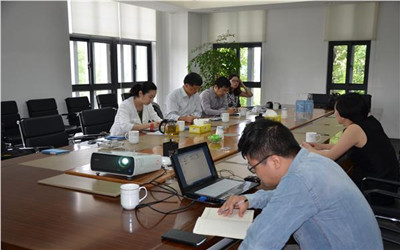 聽取園區(qū)負責人的情況介紹