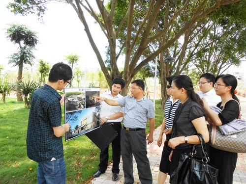 聽取潼僑鎮(zhèn)僑文化展覽館施工建設(shè)情況介紹