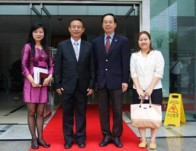 省外事僑務(wù)辦公室副主任譚欣等與泰國(guó)駐成都總領(lǐng)事郭梅特一行合影留念