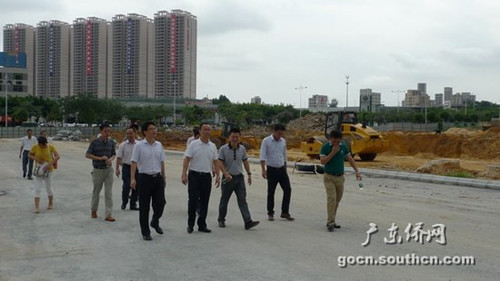 調(diào)研組在湛江考察僑資企業(yè)建設(shè)項目----東盟國際建材中心
