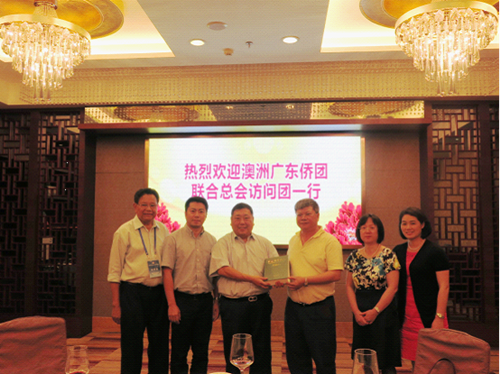 馮煜榮副市長(zhǎng)向王國(guó)忠議員贈(zèng)送紀(jì)念品