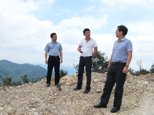 在風(fēng)能發(fā)電基站建設(shè)現(xiàn)場(chǎng)查看情況