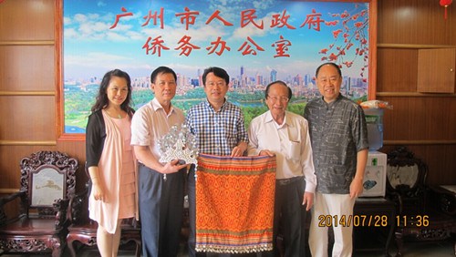 湯永鴻先生向廣州華僑博物館捐贈(zèng)馬來(lái)西亞民族服飾,。
