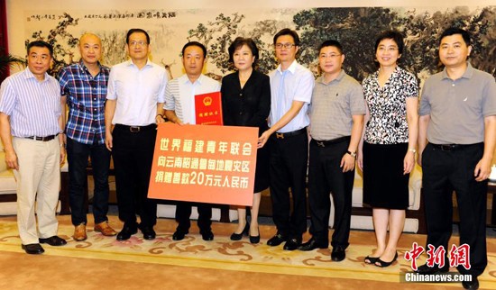 8月5日,,世界福建青年聯(lián)會通過中國國務(wù)院僑辦“僑愛工程”向云南昭通魯?shù)榈卣馂?zāi)區(qū)捐贈善款20萬元人民幣,,以支持地震災(zāi)區(qū)抗震救災(zāi)、重建家園,。這也是“僑愛工程”在此次地震發(fā)生后收到的首筆海外僑胞捐款,。圖為國務(wù)院僑辦主任裘援平,、世界福建青年聯(lián)會理事會會長林廣場出席捐�
