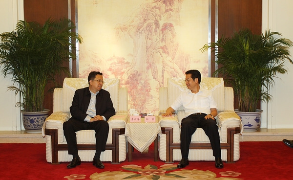 中國僑網(wǎng)慕新海與南充市委副書記,、市長向東會談