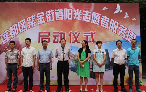中國僑網(wǎng)為僑服務中心主任葉喜標對中心宗旨和性質(zhì)作介紹。
