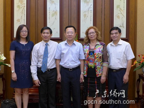 中國僑網(wǎng)副主任鄭建民(左三)接見周賢忠主席(左二)