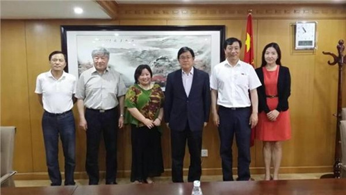 中國(guó)僑網(wǎng)王華與澳大利亞南京總商會(huì)副會(huì)長(zhǎng)王寧合影
