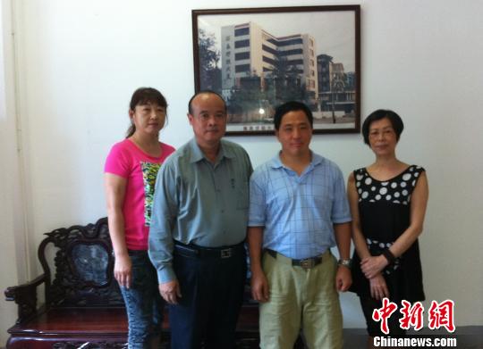 中國(guó)僑網(wǎng)圖為王祖耀(右二)與集美區(qū)僑聯(lián)名譽(yù)主席陳月蓮(右一),、副主席孫碧民(左二),、秘書(shū)長(zhǎng)史亞玲(左一)在區(qū)僑聯(lián)合影留念