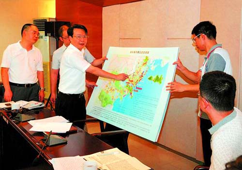 中國僑網(wǎng)汕頭市政府副秘書長,、海灣新區(qū)管委會黨工委書記吳先宏介紹華僑試驗區(qū)規(guī)劃建設情況(《汕頭日報》/李俊偉 攝)